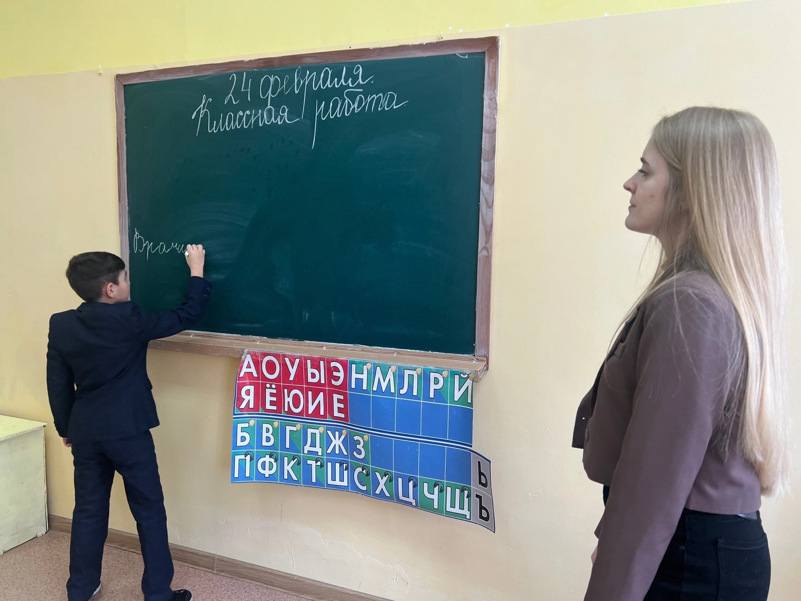 В рамках недели психологии и дефектологии в  коррекционном классе было проведено открытое логопедическое занятие на тему «Мир профессий»..