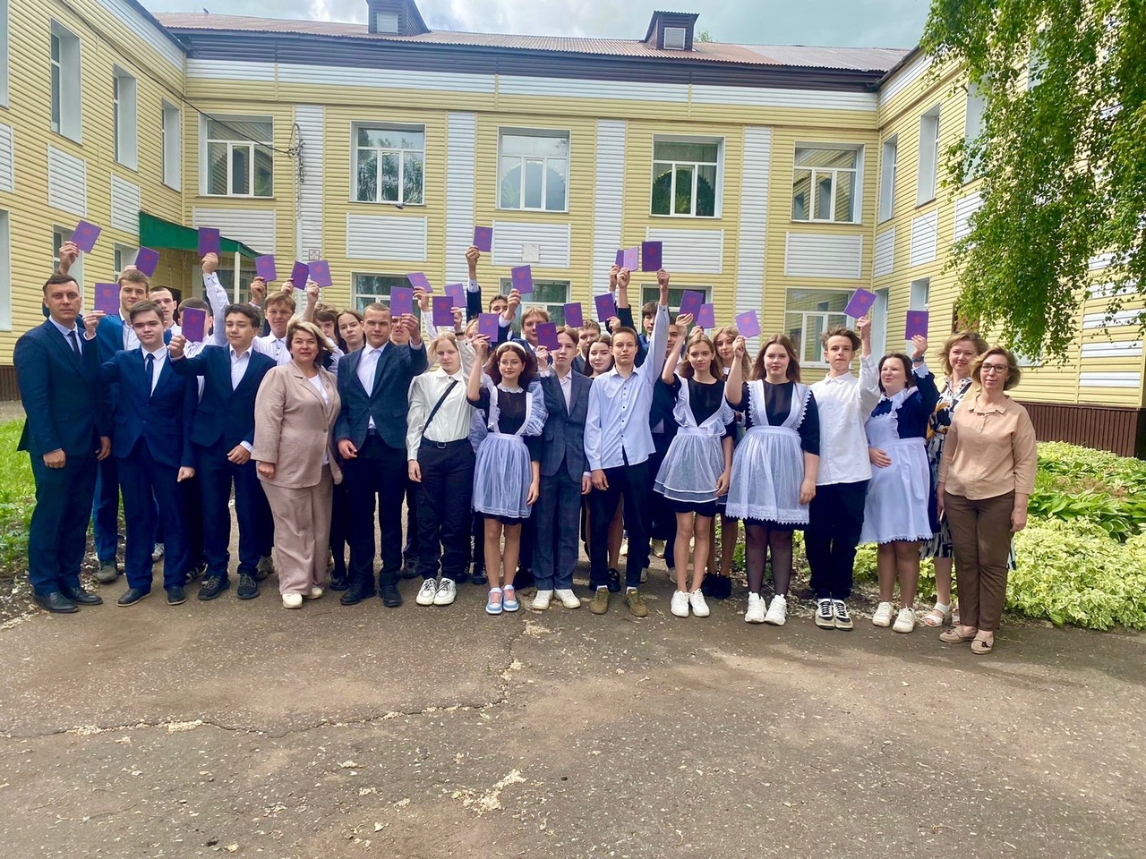Сегодня, 25 июня прошла торжественная церемония вручения аттестатов об основном общем образовании выпускникам 9-х классов..