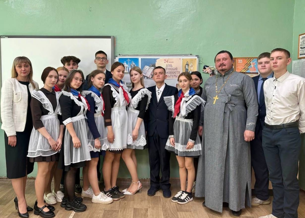В девятом классе школы № 9 в рамках проекта «Мир возможностей» акции «История России в великих святых» прошло мероприятие, посвященное Дню славянской письменности и культуры..