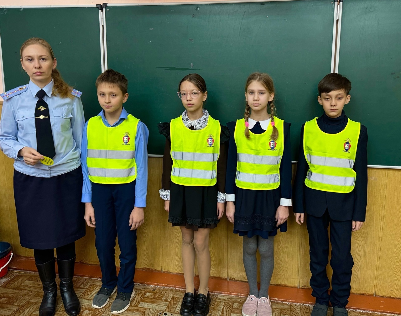 В 4 классе прошла акция по популяризации использования светоотражающих элементов - «Засветись - стань заметен в темноте!»..