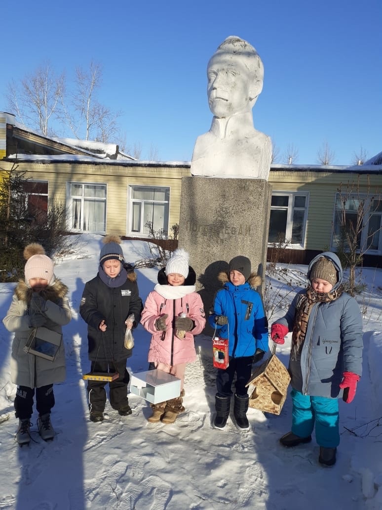 Учащиеся 1 класса продолжают участие в акции «Покормите птиц зимой»..