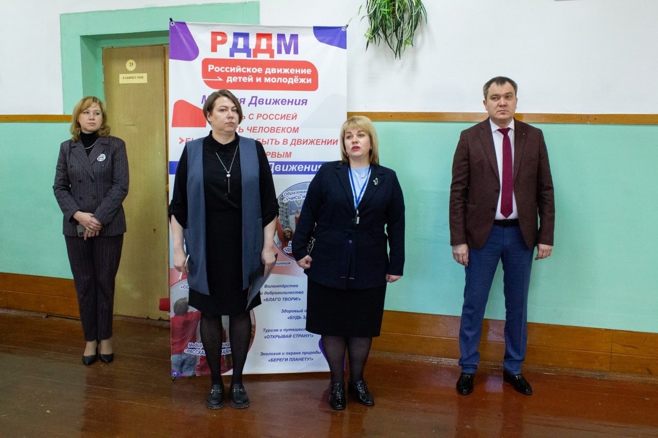 Новая учебная неделя в нашей школе началась с традиционной торжественной линейки, посвященной установлению Государственного флага Российской Федерации..