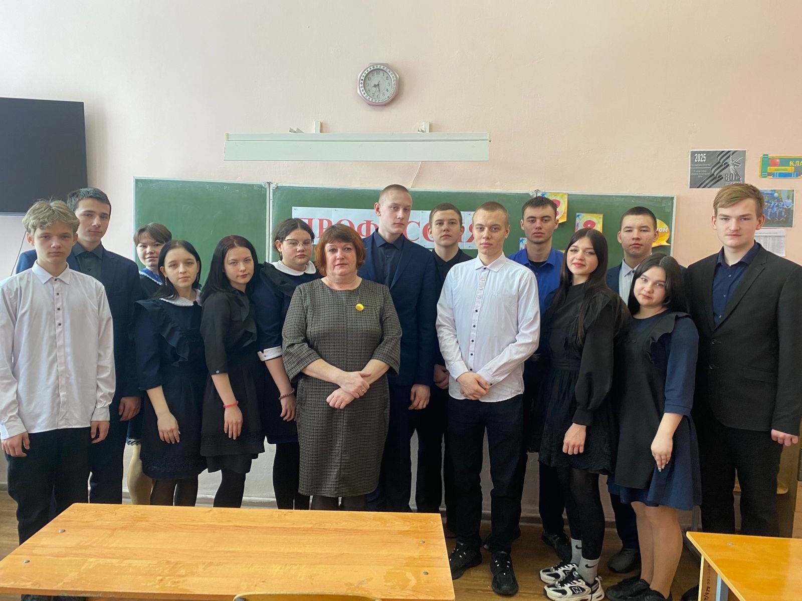6 марта к обучающимся 9 Б класса, на занятие &amp;quot;Профминимум&amp;quot; пришла   мама ученика - Чудакова Вера Дмитриевна..