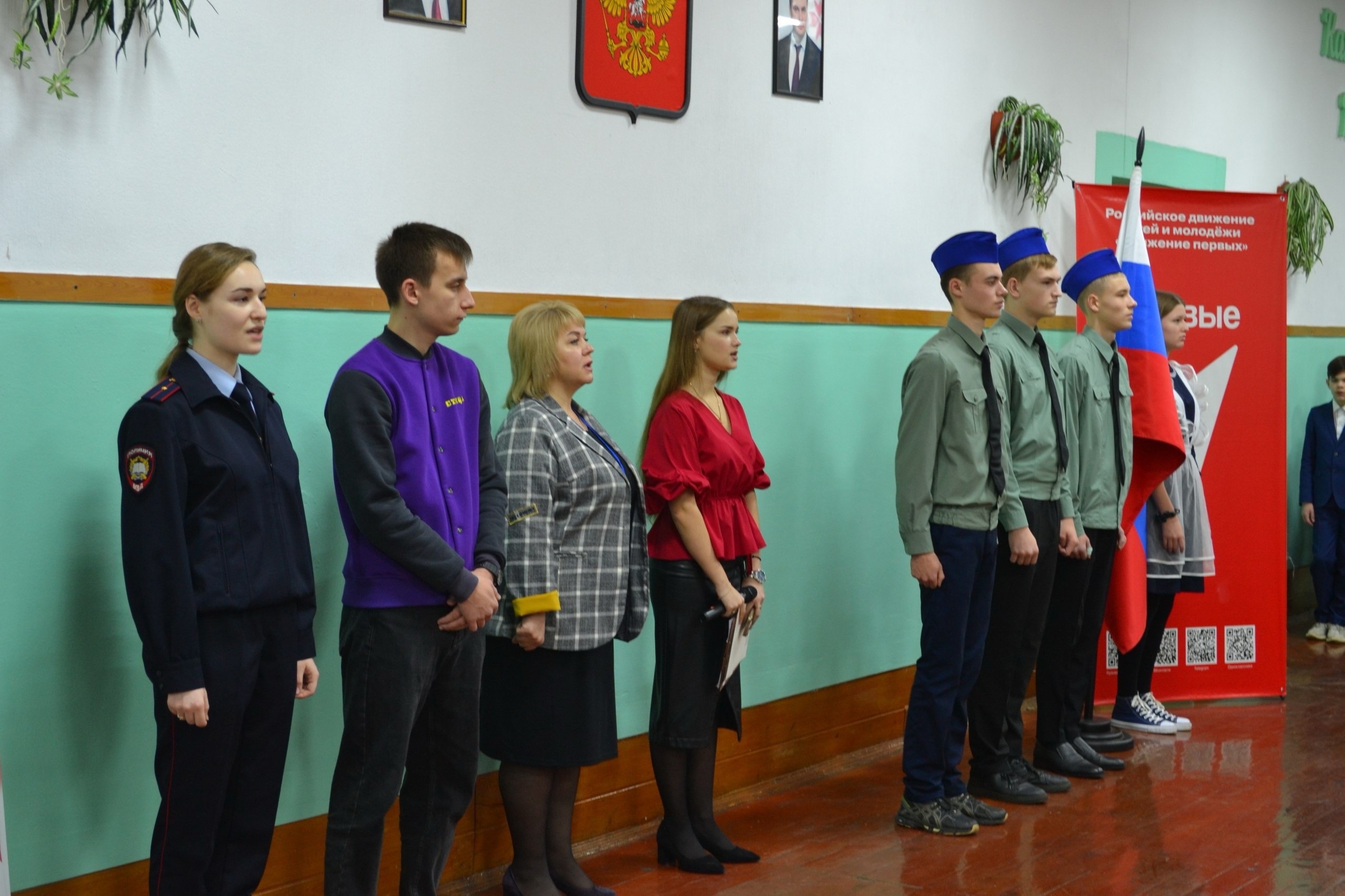 Новая учебная неделя в нашей школе началась с традиционной торжественной линейки, посвященной установлению Государственного флага Российской Федерации..
