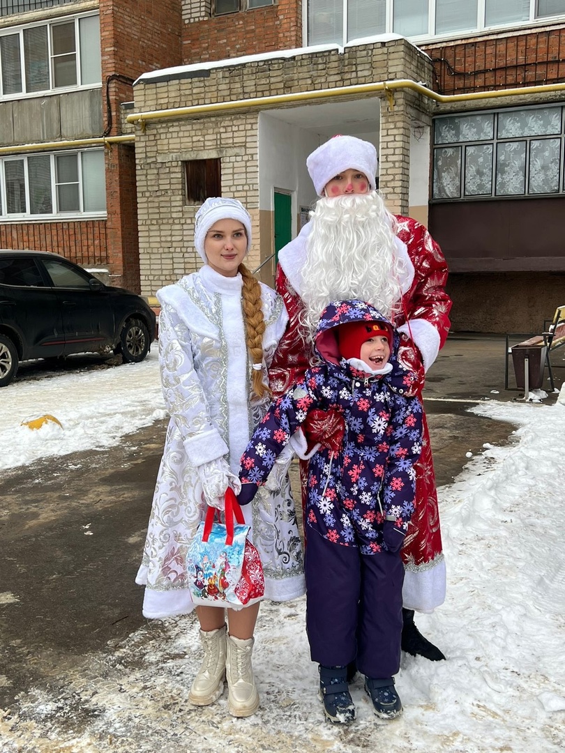 27 декабря активист Движения Первых совместно с педагогами, поздравили детей, обучающихся дома..