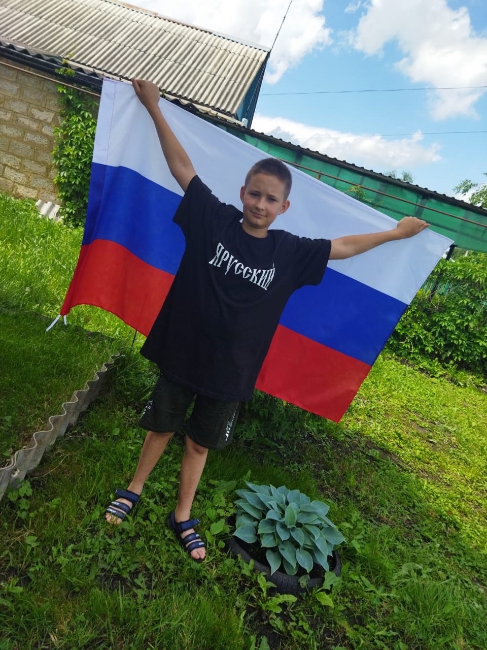 В преддверии Дня России активист Движения Первых - ученик 4 класса Грачёв Максим принимает участие в флешмобе «Флаги России».