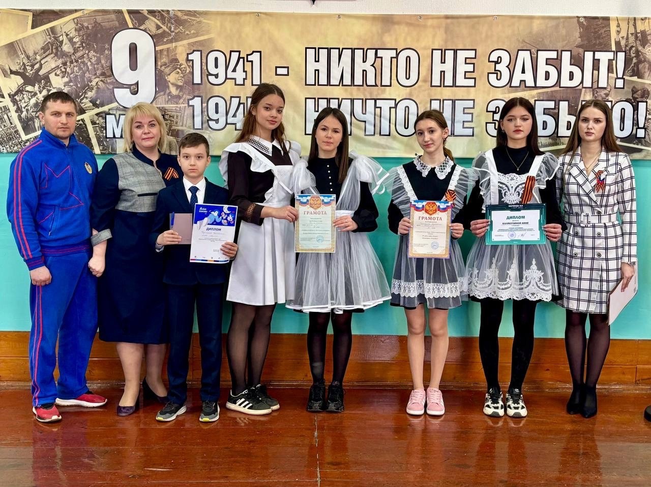 Новая учебная неделя в нашей школе началась с традиционной торжественной линейки, посвященной установлению Государственного флага Российской Федерации..