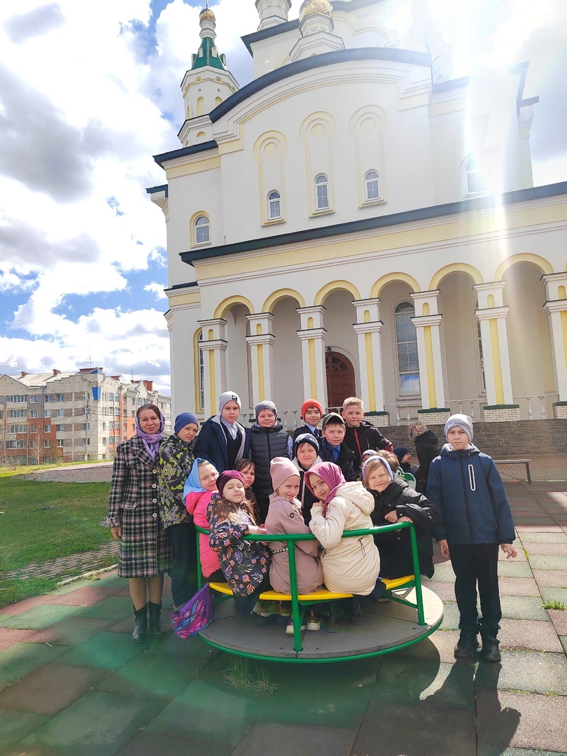 В рамках духовно-нравственного воспитания учащихся ученики начальных классов посетили Свято-Троицкий соборный храм..