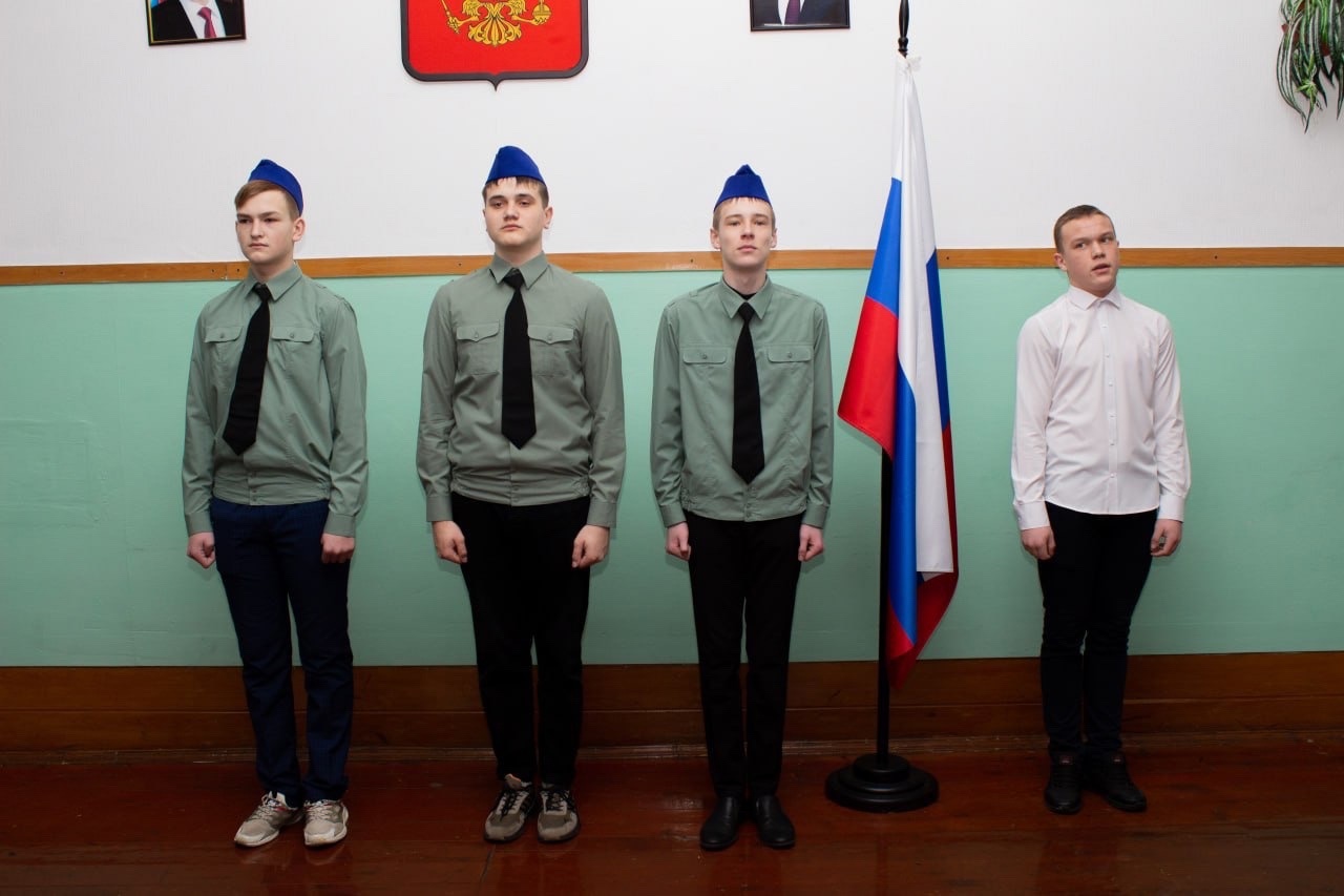 Новая учебная неделя в нашей школе началась с традиционной торжественной линейки, посвященной установлению Государственного флага Российской Федерации..