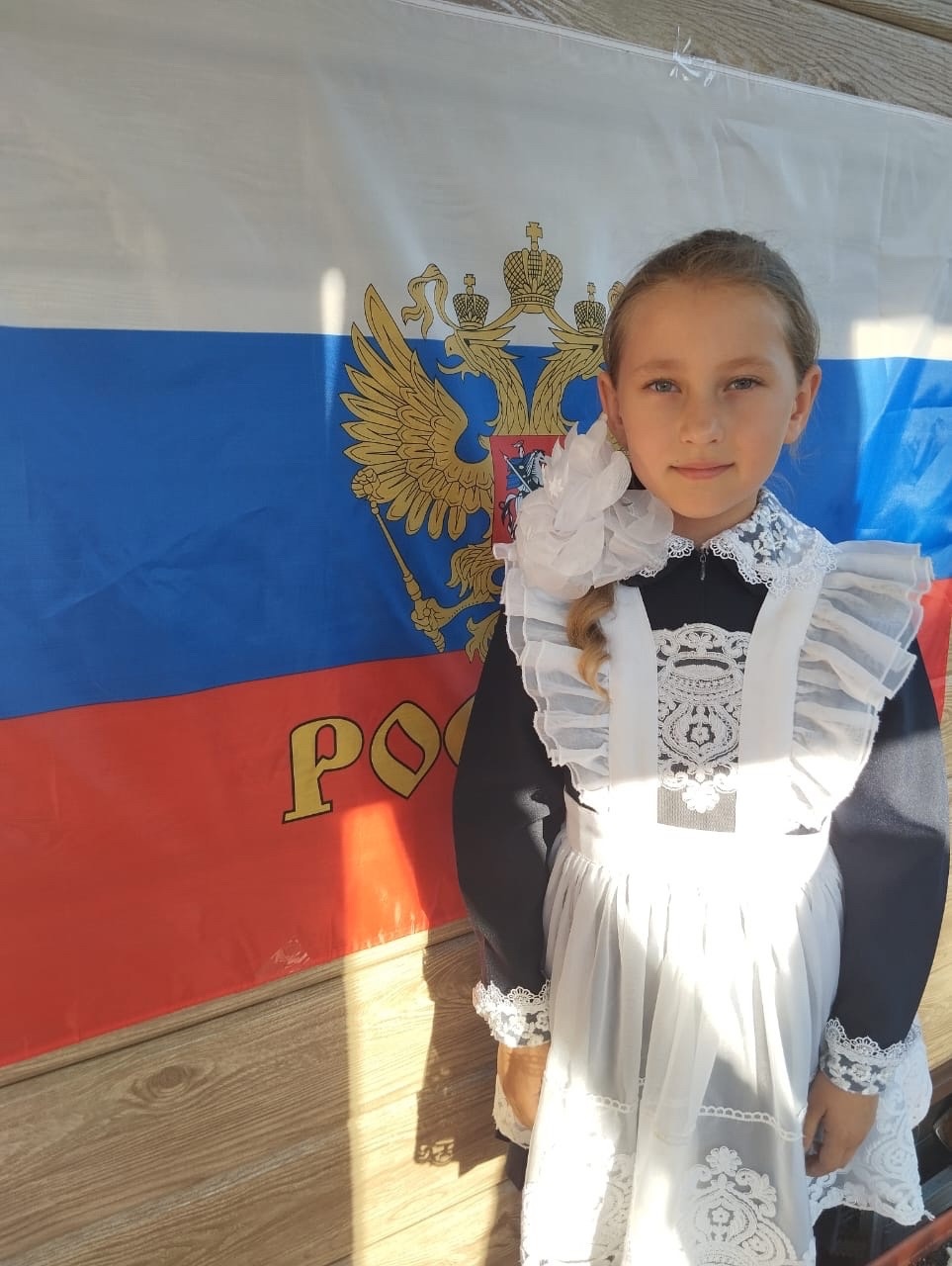 В преддверии Дня России ученица 1 класса Борискина Елена принимает участие во Всероссийской акции «флаг России».