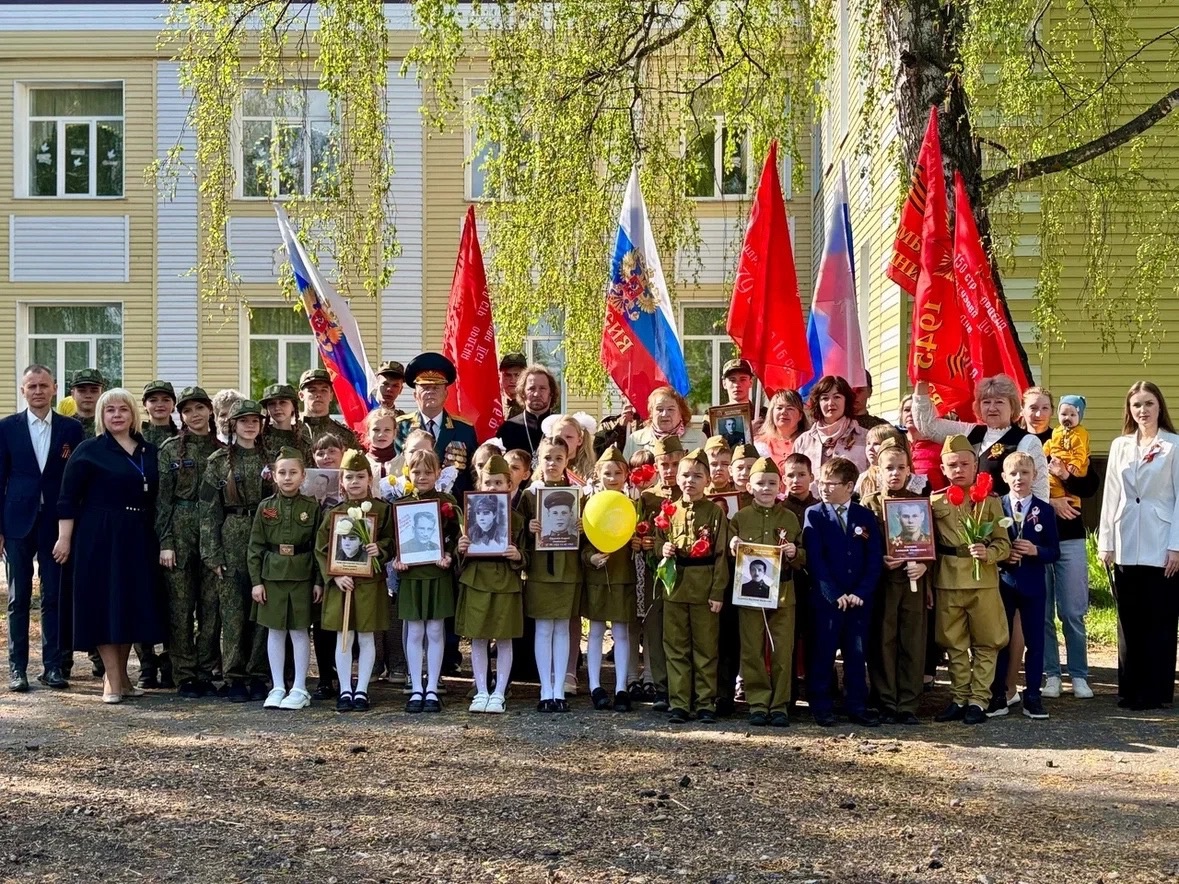 5 мая школе №9 прошла трогательная линейка памяти, посвященная героям Великой Отечественной войны. Ученики, учителя и родители собрались вместе, чтобы почтить память тех, кто отдал свои жизни за мир и свободу..