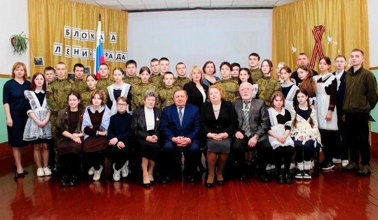  27 января 1944 года была полностью снята блокада Ленинграда, которая продолжалась почти 900 долгих дней и ночей. В память о трудных блокадных днях, о героизме жителей и защитников Ленинграда в школе прошел Урок Мужества «Блокадный Ленинград»..
