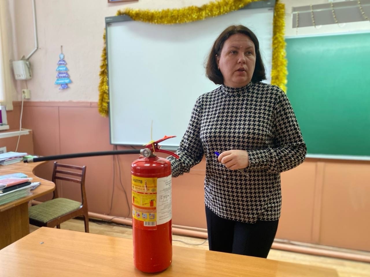 25 декабря в школе прошло занятие с педагогами и учащимися на тему «Правила пожарной безопасности»..