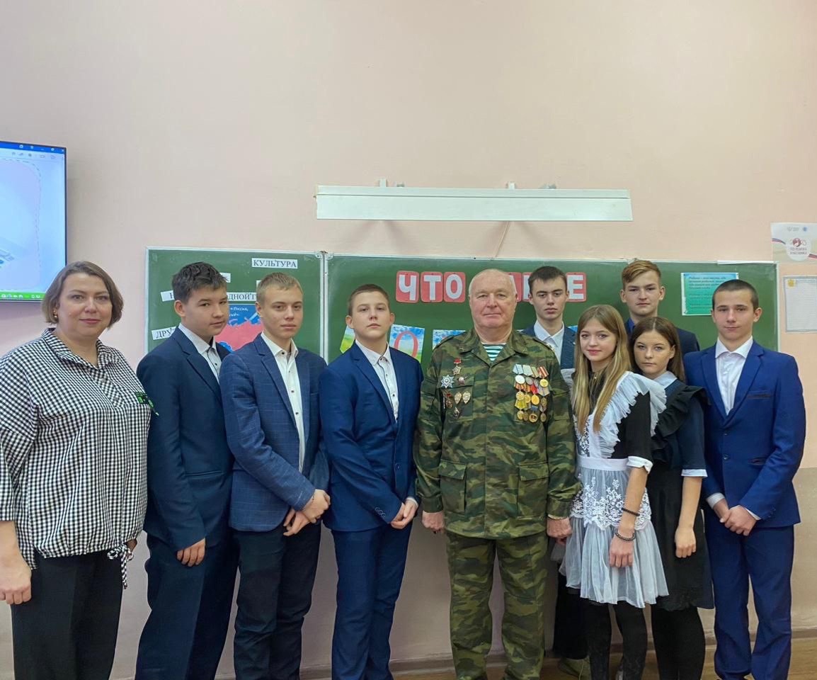 После линейки прошел первый урок «Разговоры о важном» на тему: «ЧТО ТАКОЕ РОДИНА?».
