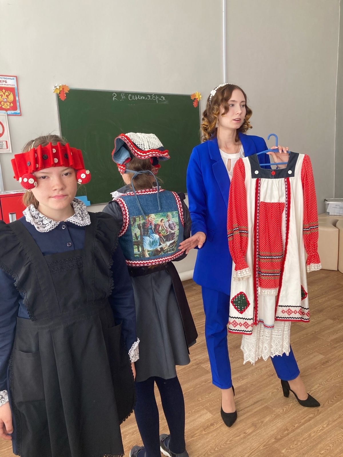 На уроке музыки в 5-9 коррекционных классах проведен мастер-класс по созданию мордовского национального костюма..