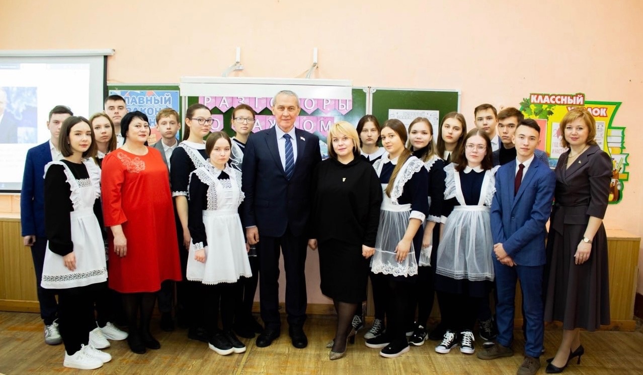 После линейки прошел первый урок «Разговоры о важном» на тему: «ГЛАВНЫЙ ЗАКОН СТРАНЫ».