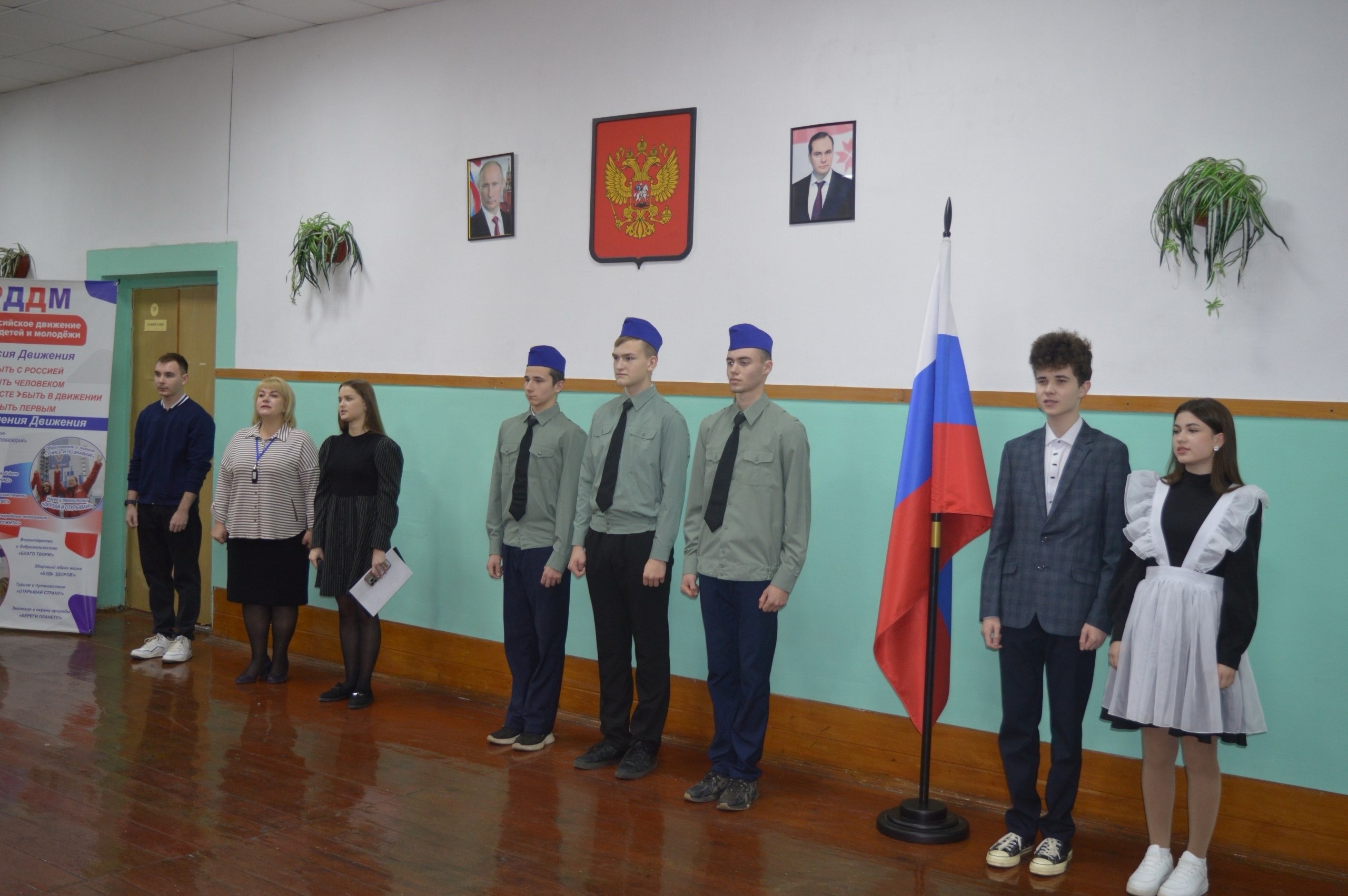 Новая учебная неделя в нашей школе началась с традиционной торжественной линейки, посвященной установлению Государственного флага Российской Федерации..