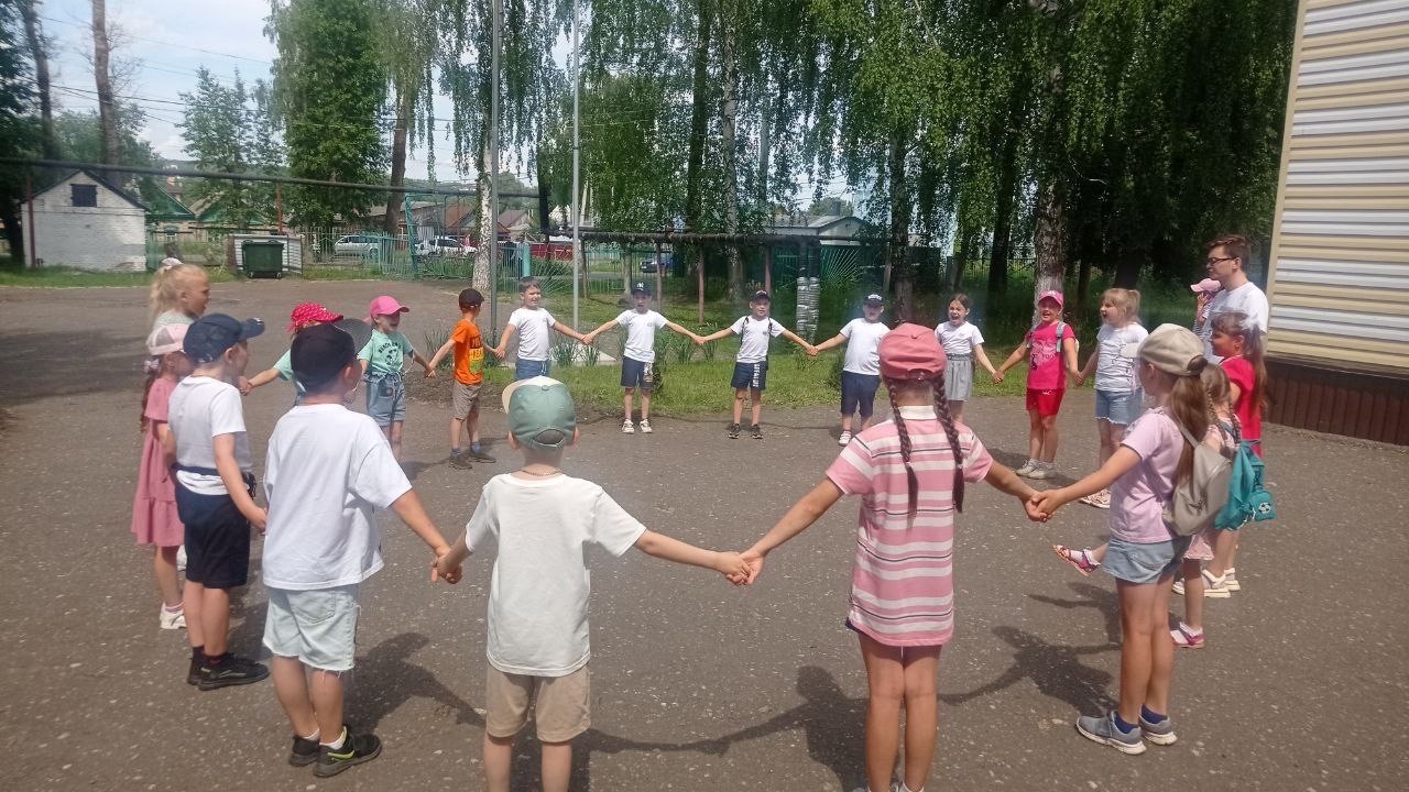 Сегодня для ребят распахнули двери два пришкольных лагеря....