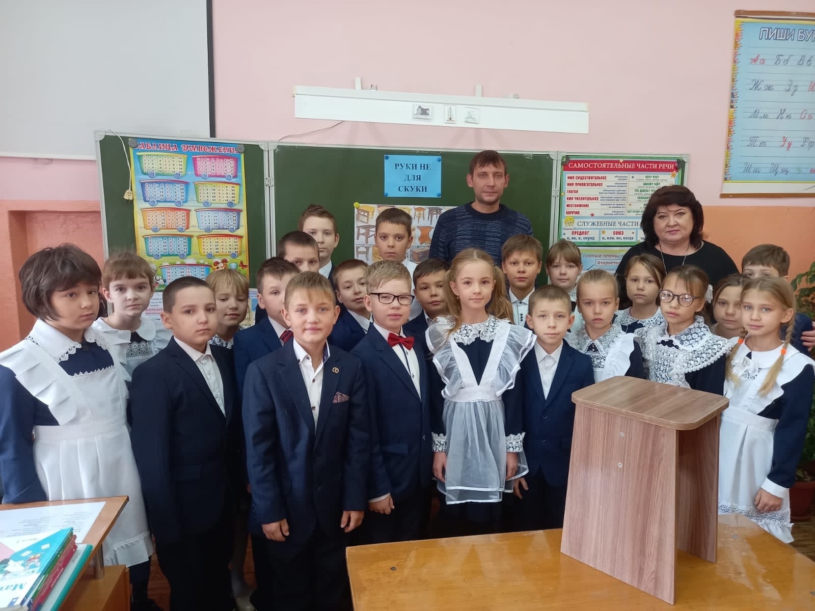 12 октября в 3 классе был проведён мастер-класс «Руки не для скуки» по изготовление и сборке табурета..