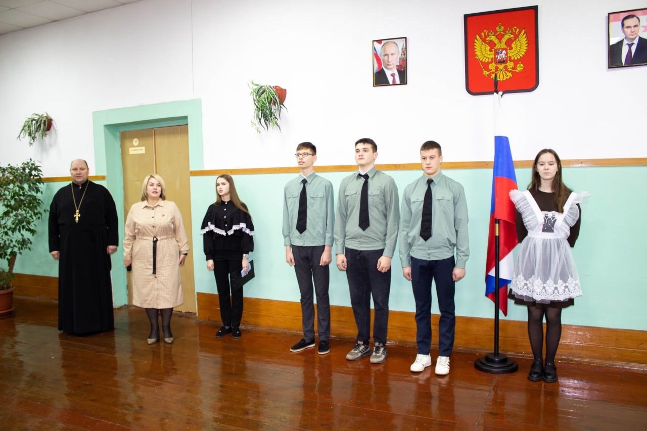 Новая учебная неделя в нашей школе началась с традиционной торжественной линейки, посвященной установлению Государственного флага Российской Федерации..