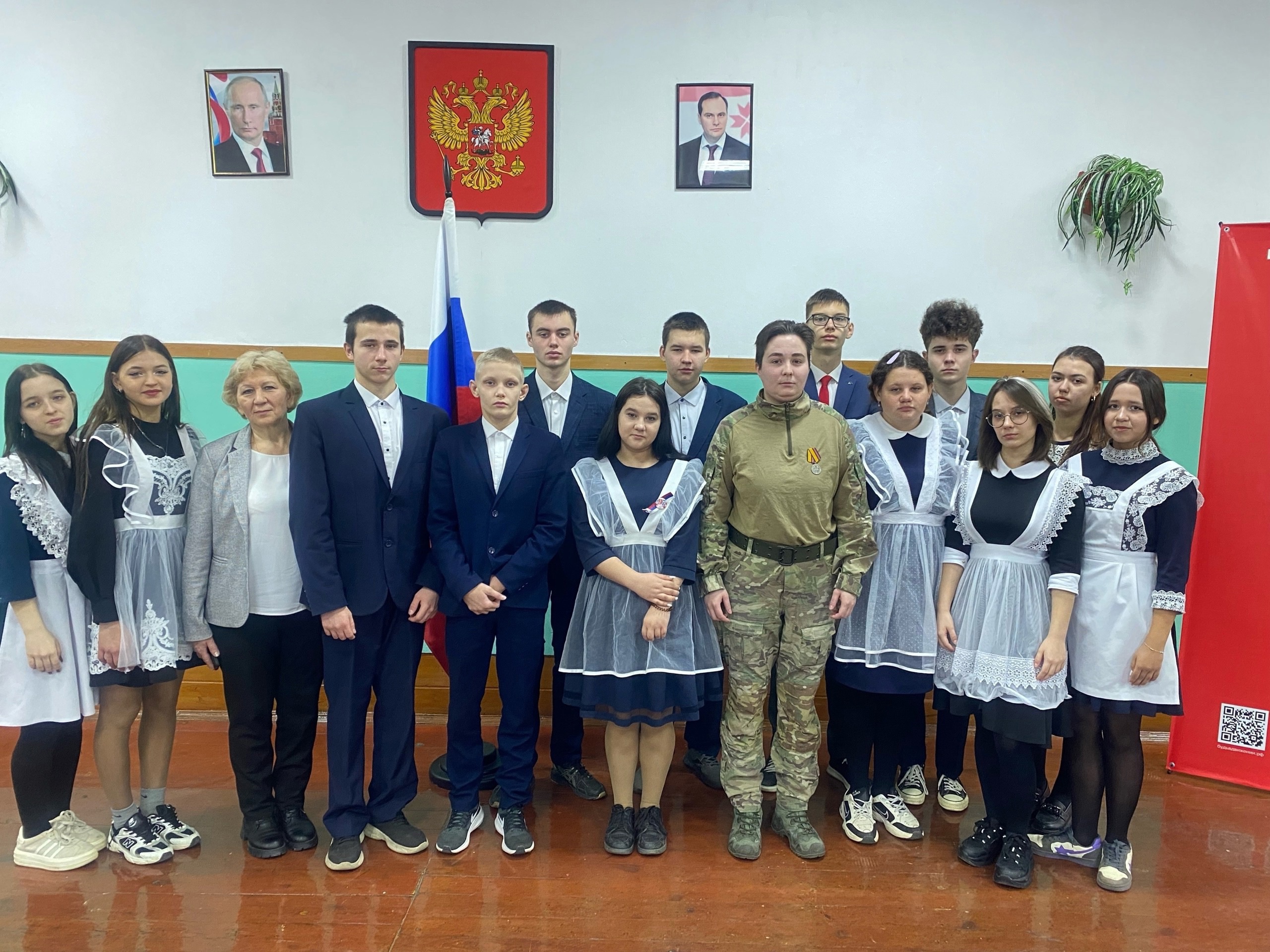 Новая учебная неделя в нашей школе началась с традиционной торжественной линейки, посвященной установлению Государственного флага Российской Федерации..