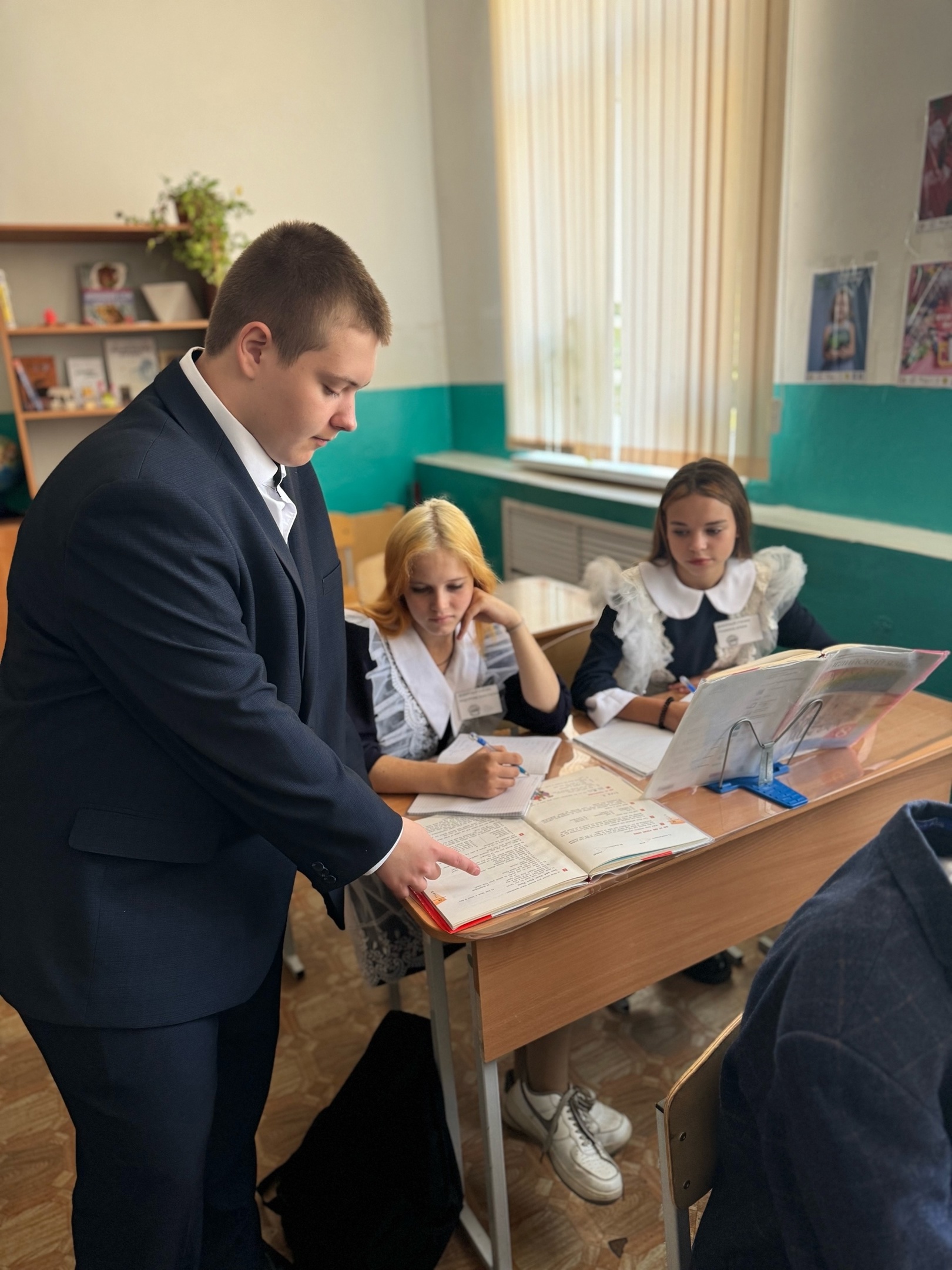 Сегодня в школе прошёл праздник «День учителя»..