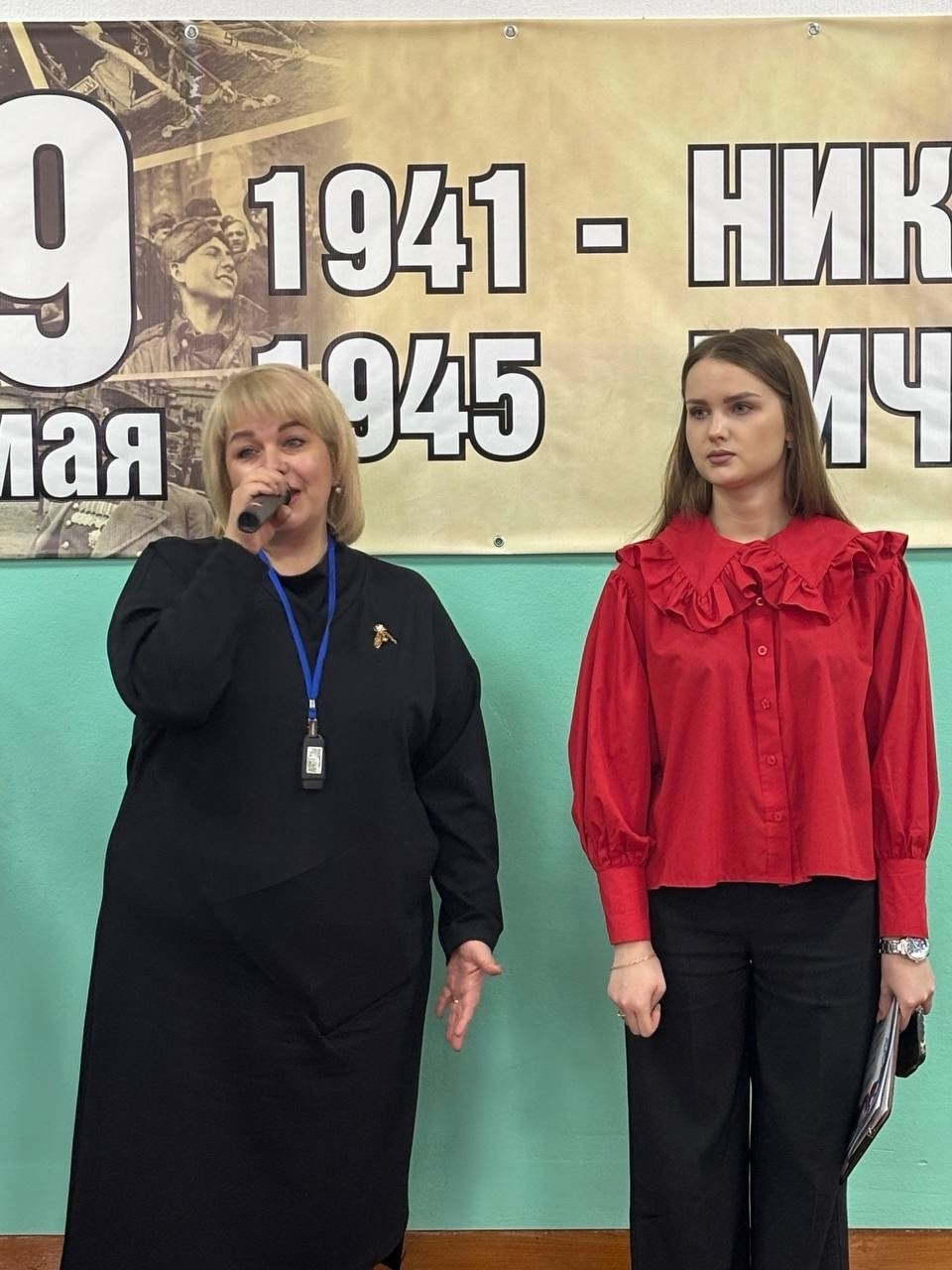 Новая учебная неделя в нашей школе началась с традиционной торжественной линейки, посвященной установлению Государственного флага Российской Федерации..