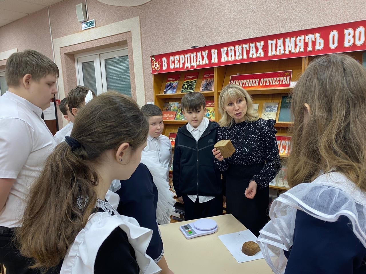 27 января учащиеся 6 б класса посетили библиотеку где прошла беседа на тему: «В мучительном кольце блокады»..