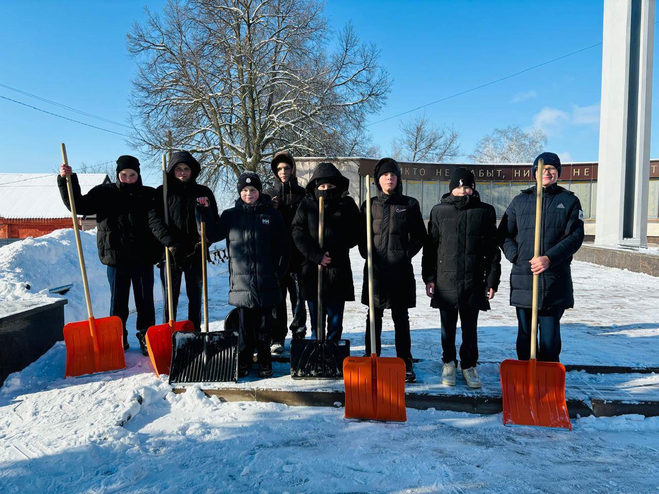 17 февраля волонтеры школы приняли активное участие в акциях «Снежный десант».