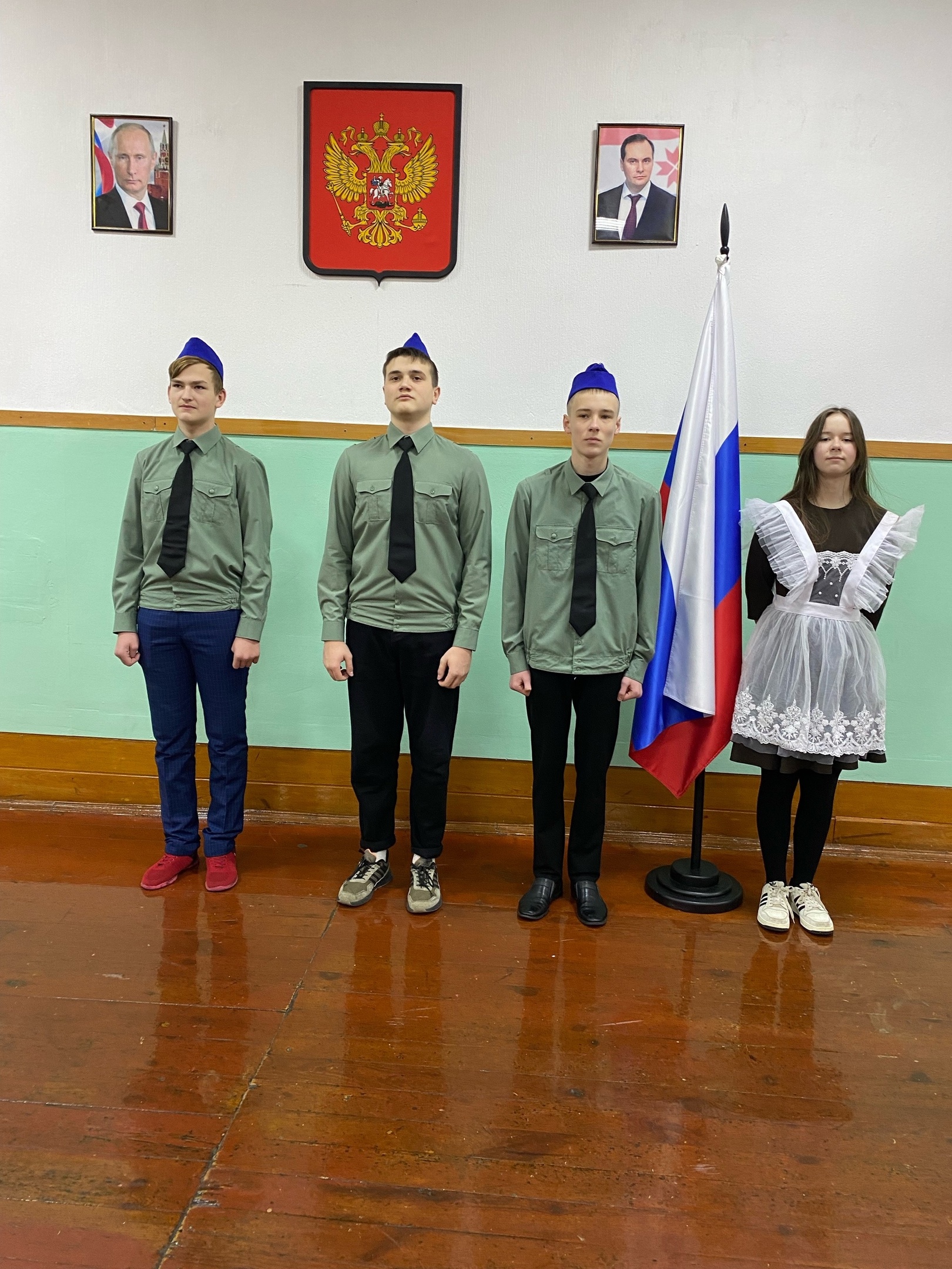 Новая учебная неделя в нашей школе началась с традиционной торжественной линейки, посвященной установлению Государственного флага Российской Федерации..