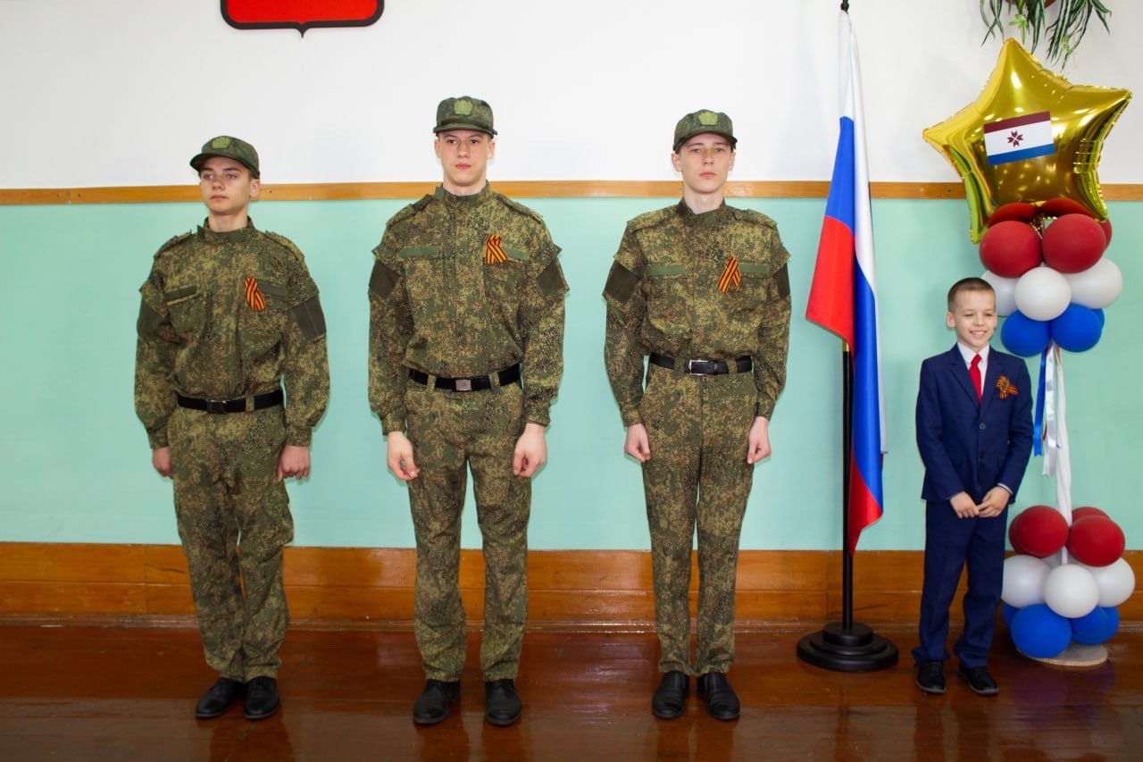 Новая учебная неделя в нашей школе началась с традиционной торжественной линейки, посвященной установлению Государственного флага Российской Федерации..