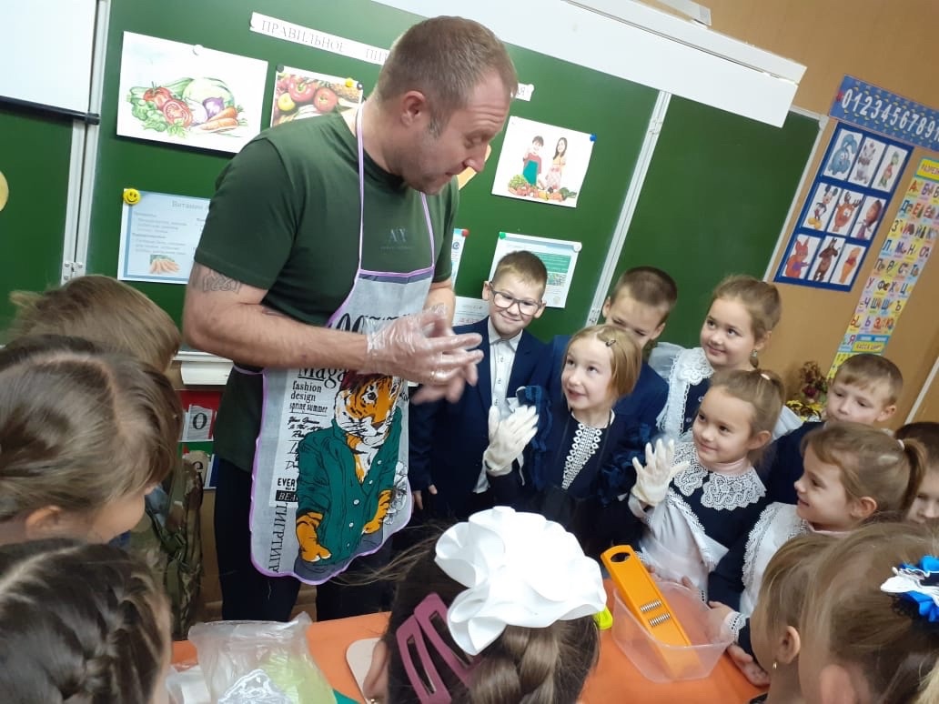 Сегодня в рамках программы «Профминимум» в классах прошли занятия, приуроченные ко Дню Отца..