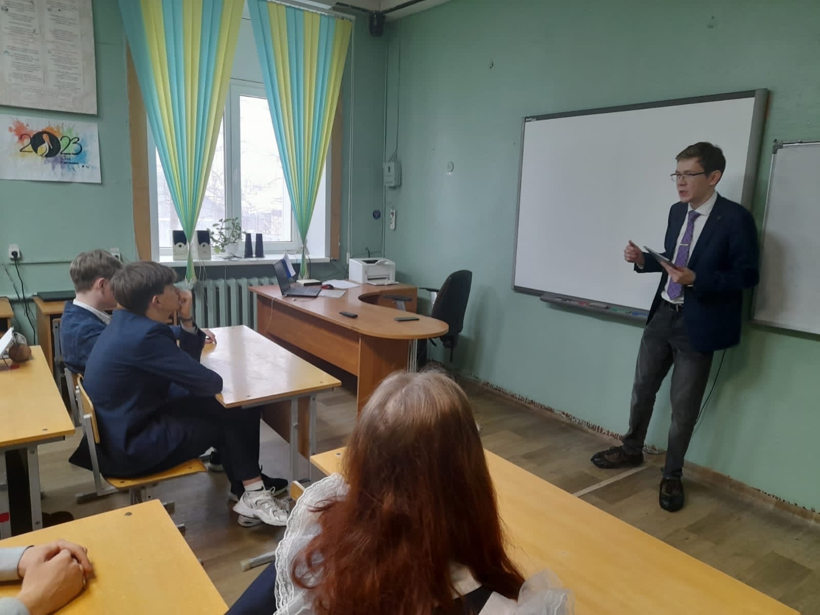 В рамках Дня правовой помощи адвоката Кочнев А.С. провел тематическую беседу с учащимся 10, 11 классов..