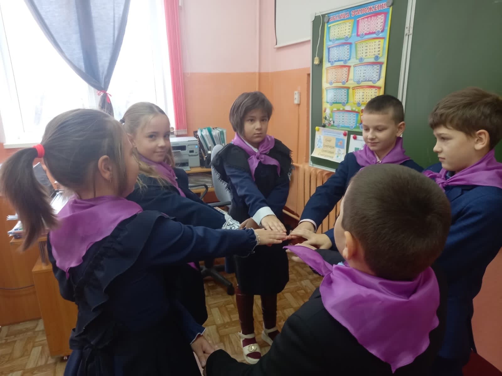 В 3 классе под руководством классного руководителя Костюниной В.П. прошло занятие программы «Орлята России» трека Орленок-Лидер..