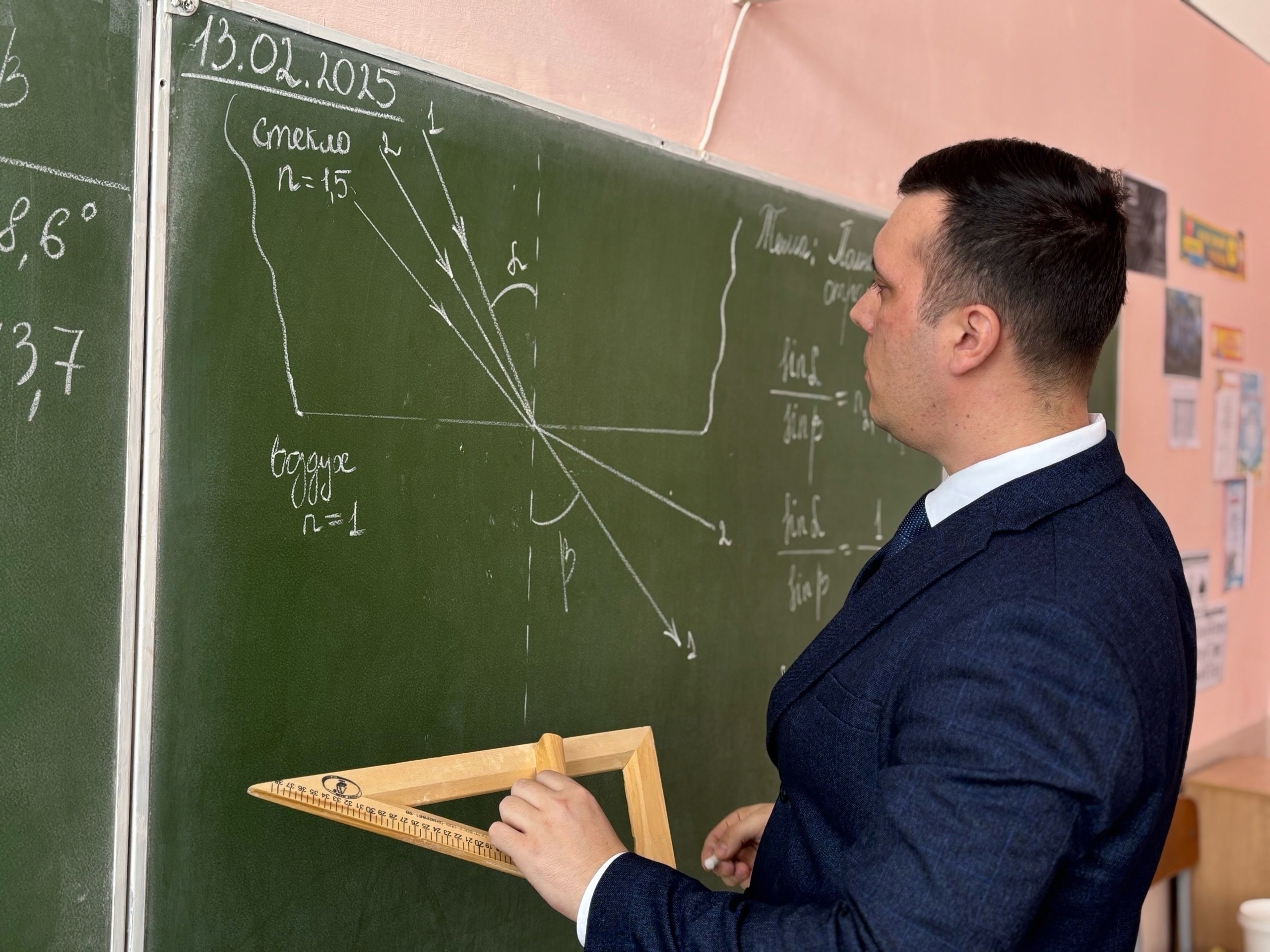 В рамках «Недели математики, информатики и физики» был проведён открытый урок по физике в 11 классе на тему «Полное отражение..