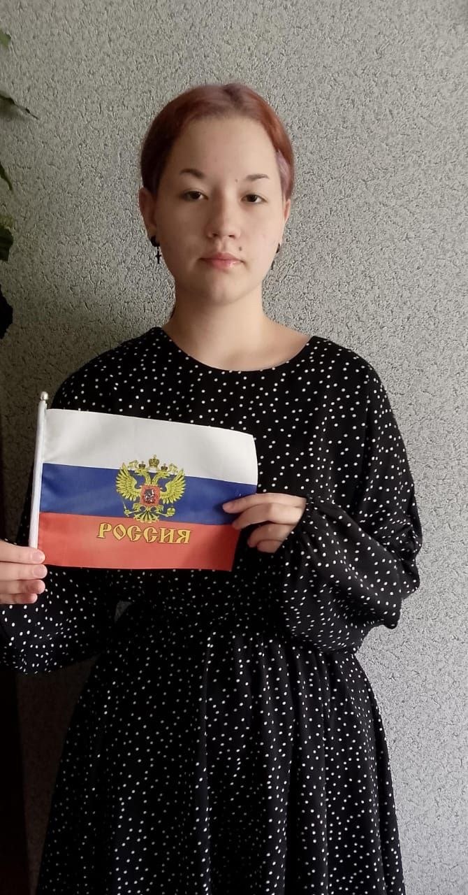 В преддверии Дня России активист Движения Первых - ученица 7А класса Дергунова Юлия принимает участие в флешмобе «Флаги России».