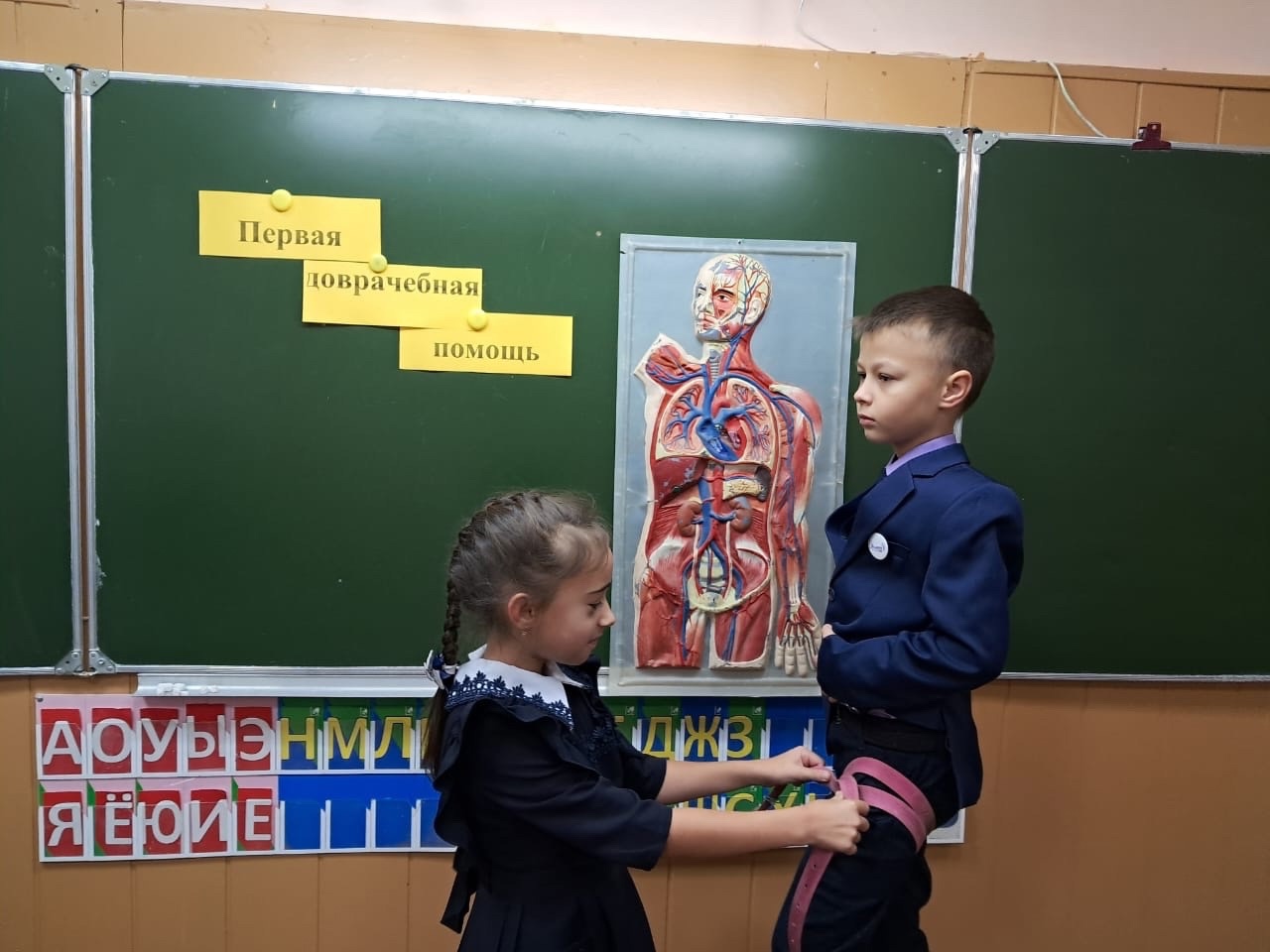  В 3 А и 3 Б классе прошли занятия по первой помощи при утоплении, кровотечении, потере сознания или если человек поперхнулся..
