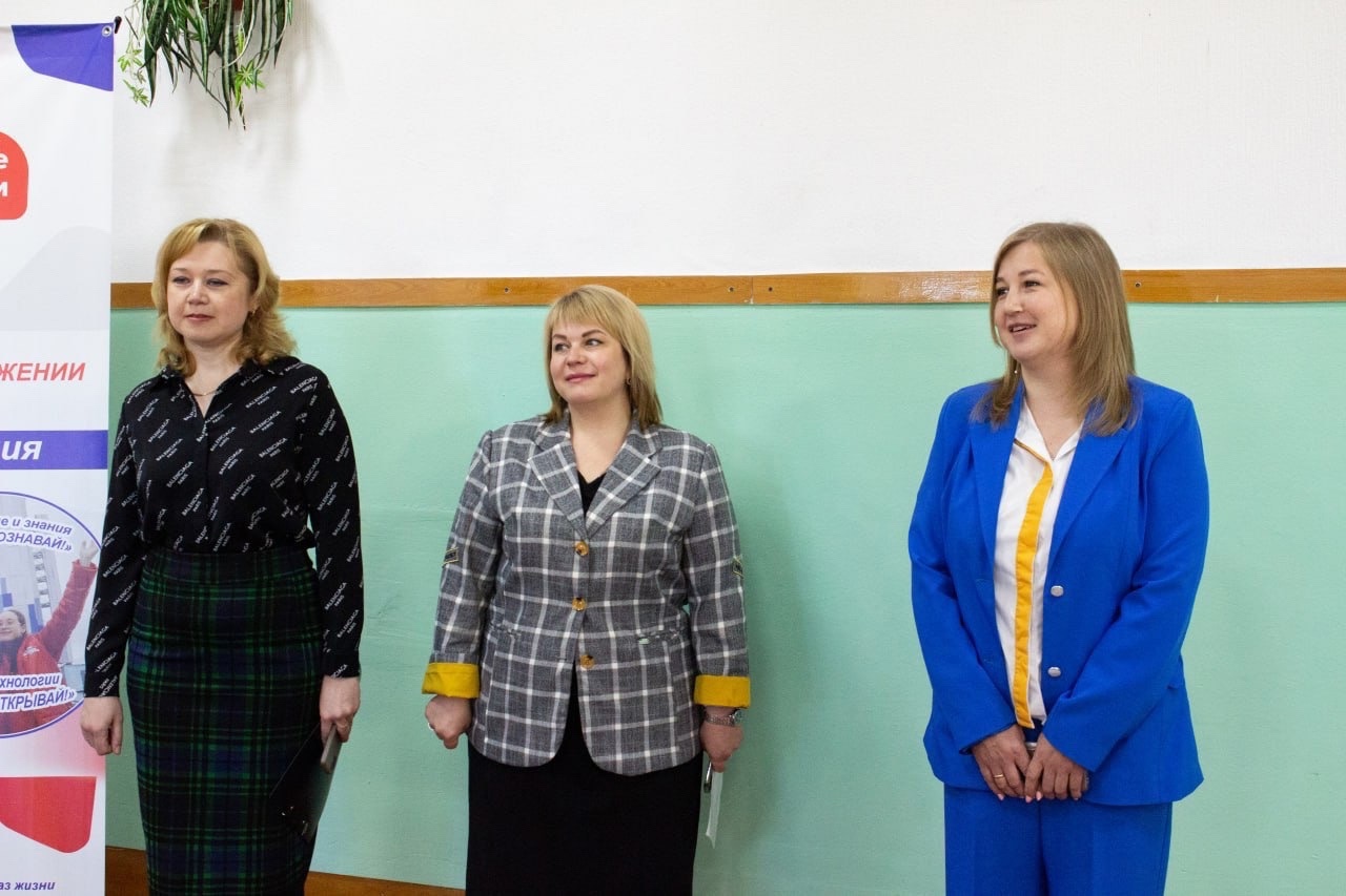 Новая учебная неделя в нашей школе началась с традиционной торжественной линейки, посвященной установлению Государственного флага Российской Федерации..