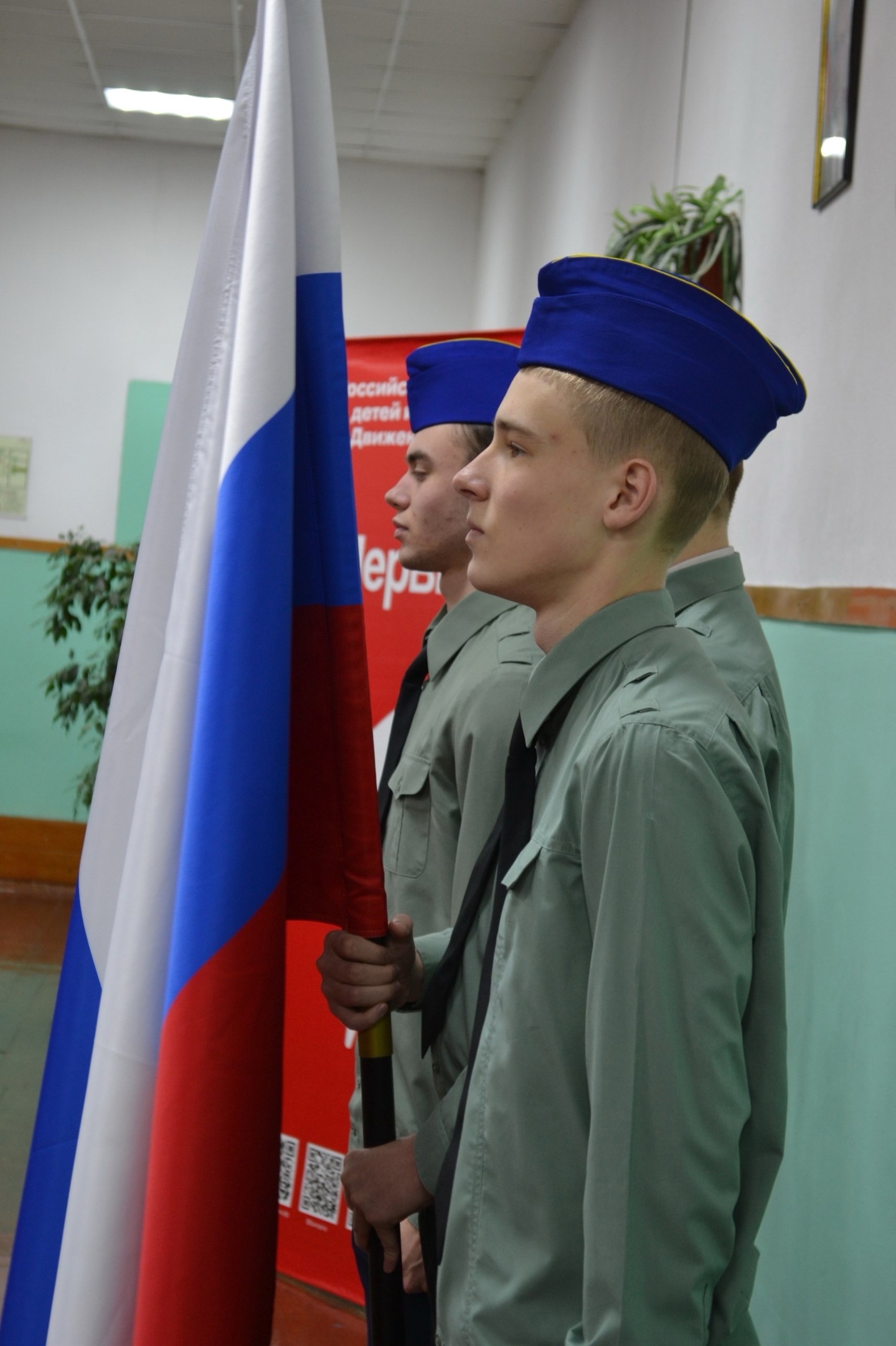 Новая учебная неделя в нашей школе началась с традиционной торжественной линейки, посвященной установлению Государственного флага Российской Федерации..
