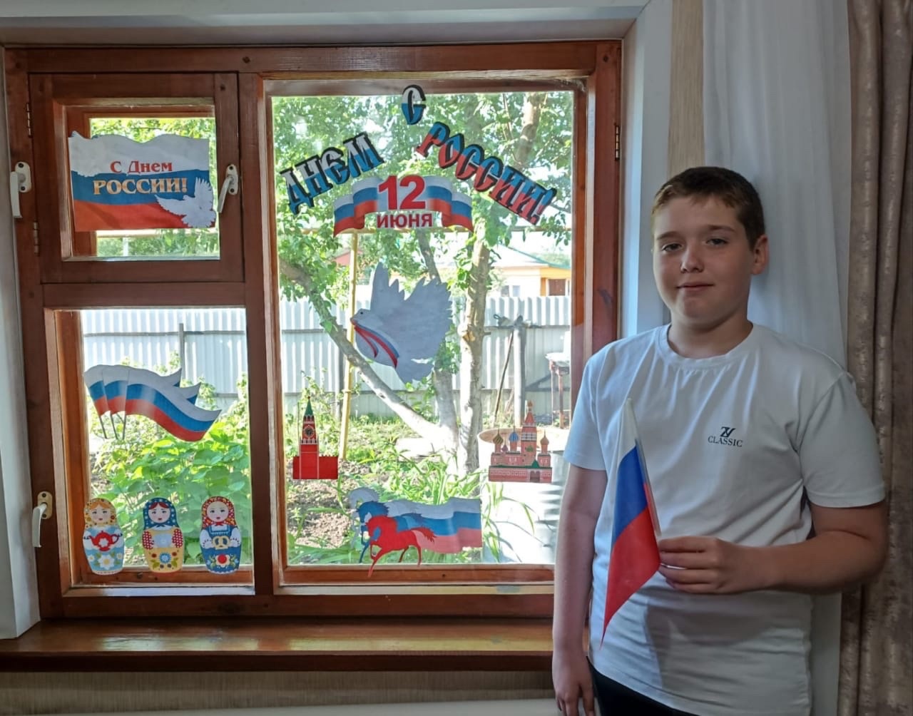 В преддверии Дня России ученик 5 &amp;quot;А&amp;quot; класса Третьяков Владимир принимает участие во Всероссийской акции «Окна России»..