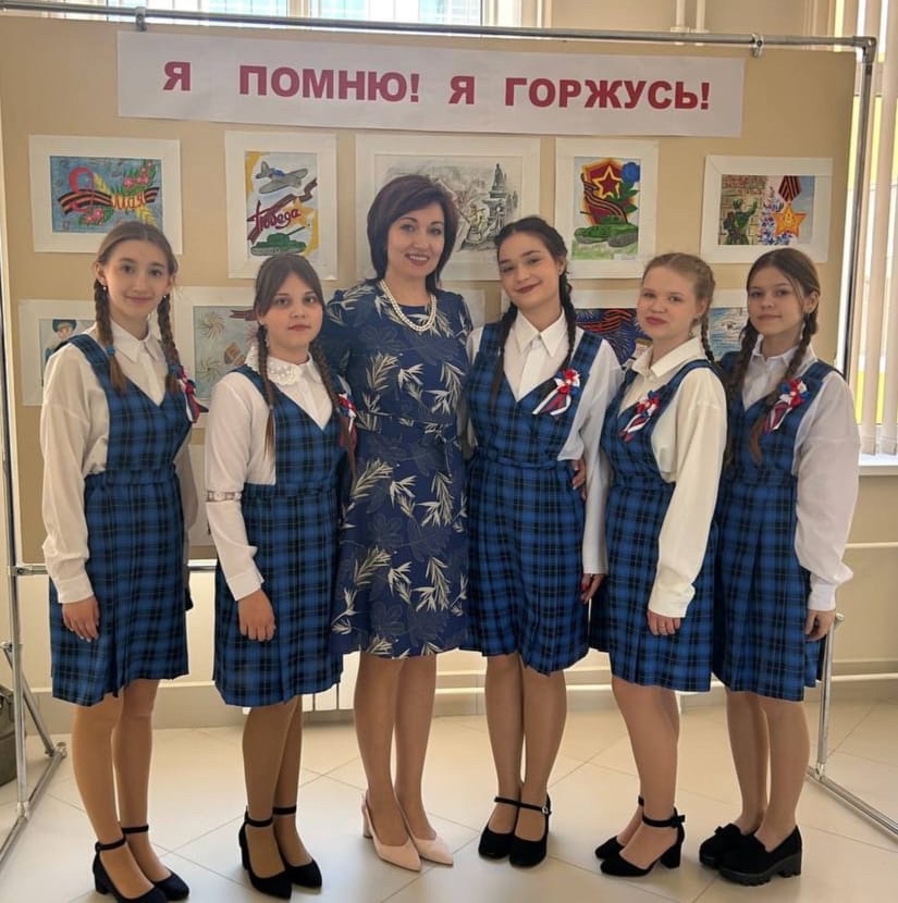 Школьный ансамбль «Звонкие голоса» выступил на закрытии регионального конкурса «Учитель года – 2025» в Саранске!.