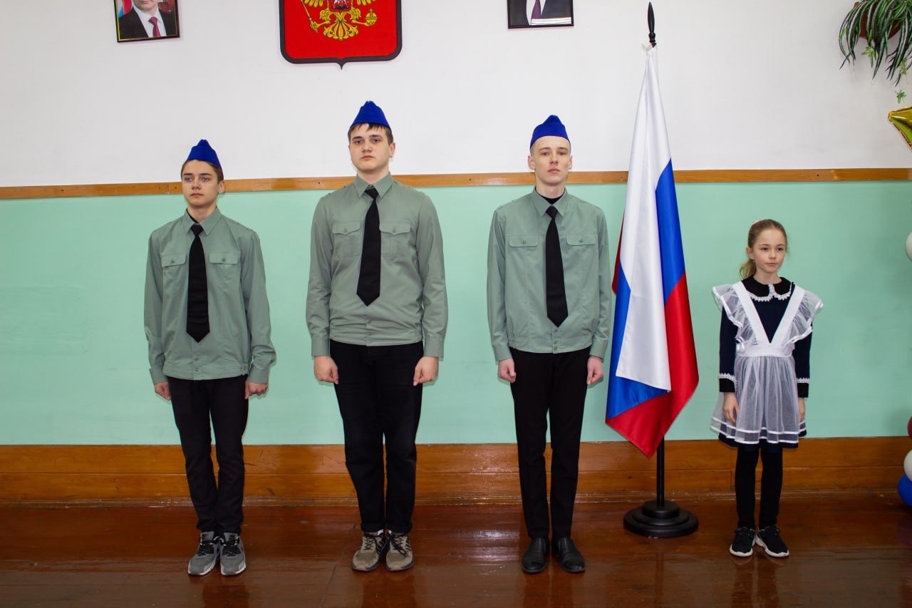 Новая учебная неделя в нашей школе началась с традиционной торжественной линейки, посвященной установлению Государственного флага Российской Федерации..