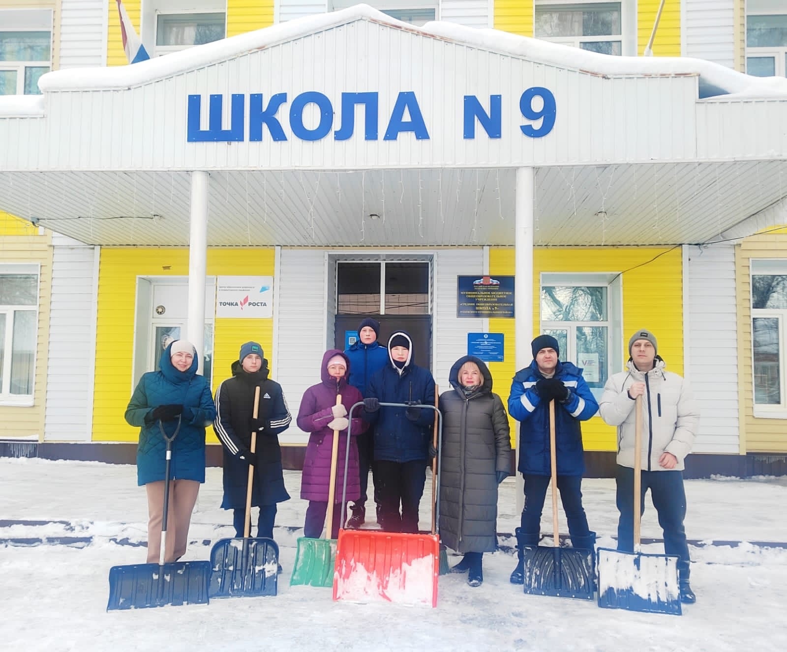 Сегодня состоялся трудовой десант по уборке снега со школьной территории МБОУ «СОШ№9»..