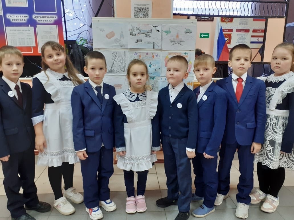 В МБОУ «СОШ №9» организована выставка рисунков, посвященная памяти снятия блокады города Ленинграда..