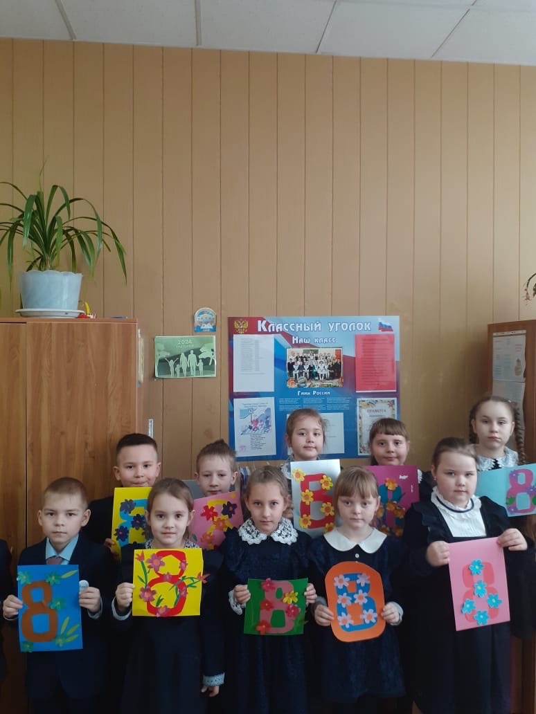 В предверии праздника 8 марта в 1 классе прошел мастер-класс «Открытка для любимой мамочки»..