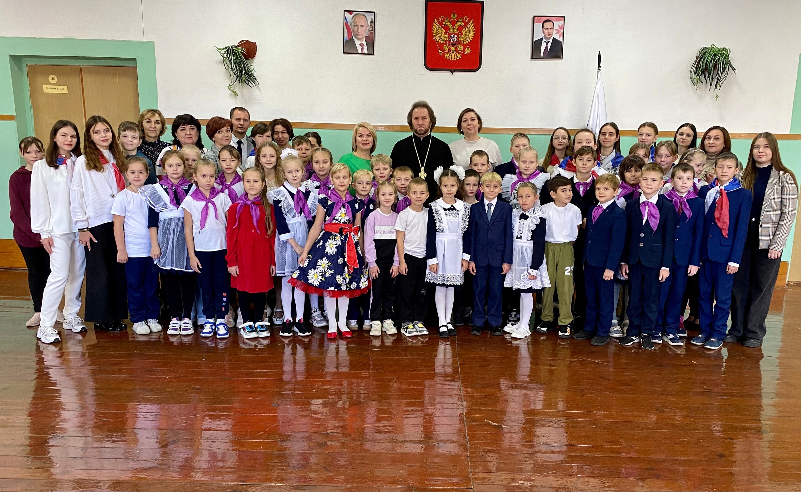 Сегодня в школе прошла торжественная линейка, посвященная празднику воинской славы Дню народного единства..