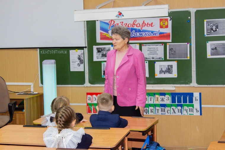 После линейки прошел первый урок «Разговоры о важном» на тему: «ГЕРОИ НАШЕГО ВРЕМЕНИ»..