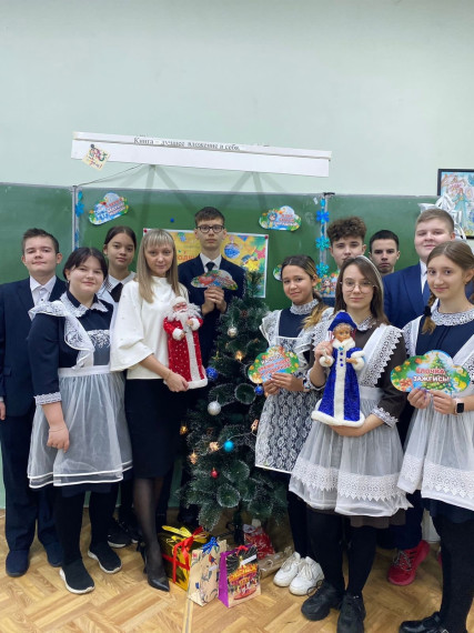 После линейки прошел первый урок «Разговоры о важном» на тему: «Новогодние семейные традиции разных народов России».