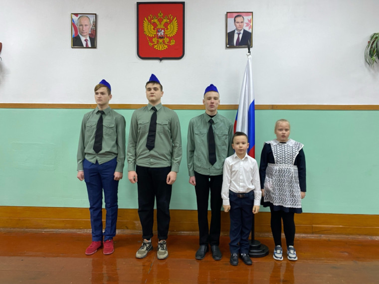 Новая учебная неделя в нашей школе началась с традиционной торжественной линейки, посвященной установлению Государственного флага Российской Федерации..