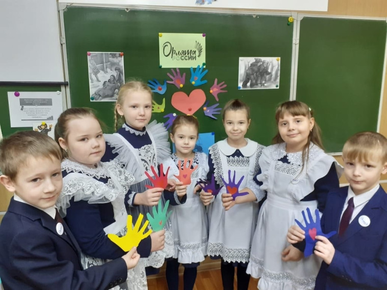 В 1 классе прошло занятие программы развития социальной активности обучающихся начальных классов «Орлята России» трека Орленок-Доброволец..